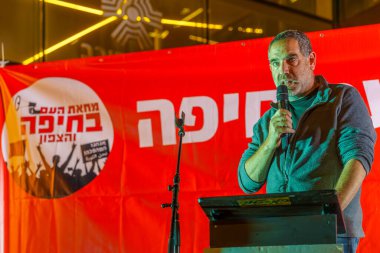 Hayfa, İsrail - 16 Mart 2024: Çiftçi Bar Hefetz, hükümete karşı düzenlenen protesto yürüyüşü kapsamında kalabalığa sesleniyor, Hayfa, İsrail