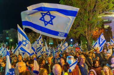 Hayfa, İsrail - 23 Mart 2024: Çeşitli tabelaları ve bayrakları olan kalabalık hükümeti protesto ederek yeni seçim çağrısında bulundu. Hayfa, İsrail