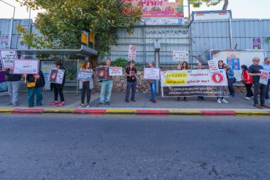 Hayfa, İsrail - 30 Mart 2024: Barış görüşmesi, ateşkes ve rehine anlaşması çağrısında bulunan insanlar, protesto yürüyüşü kapsamında, Hayfa, İsrail