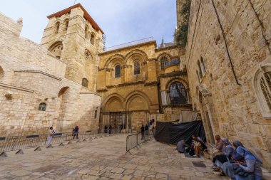 Kudüs, İsrail - 29 Mart 2024: Kutsal Mezar Kilisesi 'nin avlusunda Batı güzel Cuma sahnesi, hacılar kilisenin açılışını beklerken. Eski Kudüs, İsrail