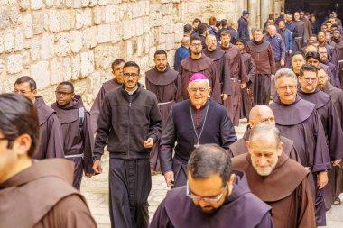 Kudüs, İsrail - 29 Mart 2024: Kutsal Mezar Kilisesi 'nin avlusunda, kilisenin açılış töreni ve hacı kalabalığıyla batı güzel Cuma sahnesi. Eski Kudüs, İsrail