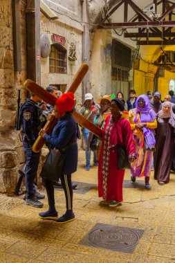 Kudüs, İsrail - 29 Mart 2024 Via Dolorosa 'da hacıların haç taşıdığı güzel bir Cuma sahnesi. Eski Kudüs, İsrail