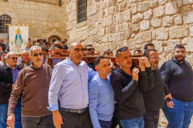 Kudüs, İsrail - 29 Mart 2024: Kutsal Mezar Kilisesi 'nin avlusunda kutsal haç ve ikonlar taşıyan batı manzarası. Eski Kudüs, İsrail