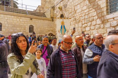 Kudüs, İsrail - 29 Mart 2024: Kutsal Mezar Kilisesi 'nin avlusunda kutsal haç ve ikonlar taşıyan batı manzarası. Eski Kudüs, İsrail