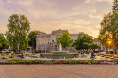 Rusçuk, Bulgaristan - 17 Eylül 2023: Eski kent merkezi meydanı ve Bulgaristan 'ın kuzeydoğusundaki Rusçuk kentinde yerli halk ve ziyaretçilerin yer aldığı Tarihi Müze' nin gün batımı manzarası