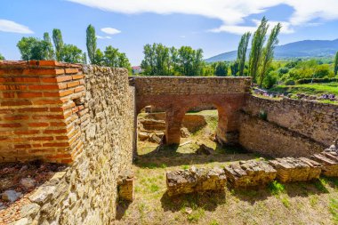 Bitola, Kuzey Makedonya - 02 Ekim 2023: Bitola, Kuzey Makedonya yakınlarındaki ziyaretçilerle antik Roma kenti Heraclea Lyncestis 'in kalıntılarını görmek