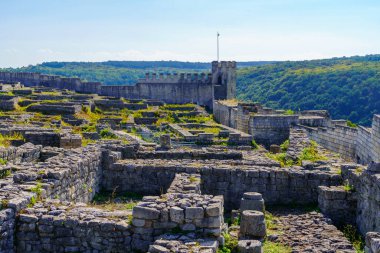Eski ortaçağ Shumen kalesinin kalıntılarının manzarası. Bulgaristan
