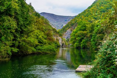 Matka Gölü manzarası, Kuzey Makedonya 'daki Matka Kanyonu' ndaki yapay göl