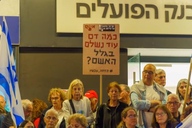 Hayfa, İsrail - 06 Nisan 2024: Çeşitli tabela ve bayraklara sahip bir kalabalık hükümeti protesto ederek yeni seçimler çağrısında bulundu. Hayfa, İsrail