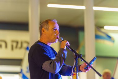Hayfa, İsrail - 06 Nisan 2024: Roni Neyman, hükümete, Hayfa, İsrail 'e karşı düzenlenen bir protesto yürüyüşü kapsamında kalabalığa sesleniyor