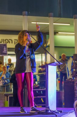 Hayfa, İsrail - Nisan 06, 2024: Protesto lideri Rotem Perelman - Farhi hükümete karşı düzenlenen bir protesto yürüyüşü kapsamında kalabalığa sesleniyor, Hayfa, İsrail