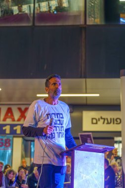 Hayfa, İsrail - 06 Nisan 2024: Yossi Zabari, hükümete karşı düzenlenen bir protesto yürüyüşü kapsamında kalabalığa sesleniyor, Hayfa, İsrail