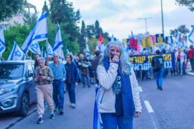 Hayfa, İsrail - 13 Nisan 2024: İnsanlar hükümete karşı çeşitli tabela ve bayraklarla bir protesto yürüyüşüne katılarak yeni seçimler çağrısında bulundu. Hayfa, İsrail