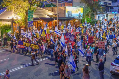 Hayfa, İsrail - 13 Nisan 2024: İnsanlar hükümete karşı çeşitli tabela ve bayraklarla bir protesto yürüyüşüne katılarak yeni seçimler çağrısında bulundu. Hayfa, İsrail