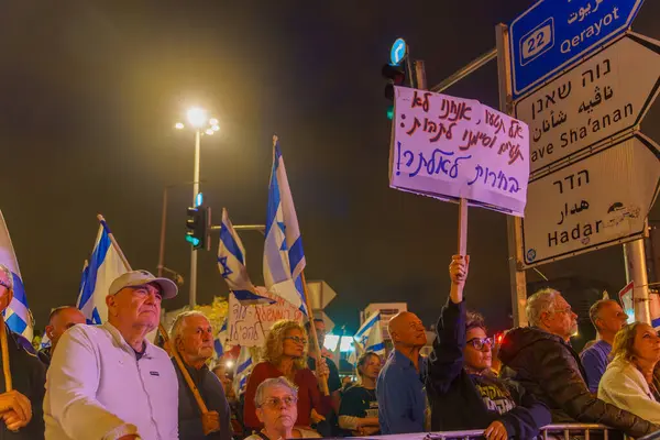 Haifa Israel Huhtikuuta 2024 Joukko Ihmisiä Joilla Erilaisia Merkkejä Lippuja — kuvapankkivalokuva