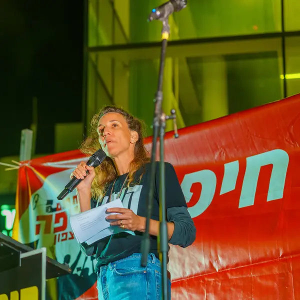 Haifa Israel Huhtikuuta 2024 Gal Piechowicz Puhuu Yleisölle Osana Mielenosoitusta — kuvapankkivalokuva
