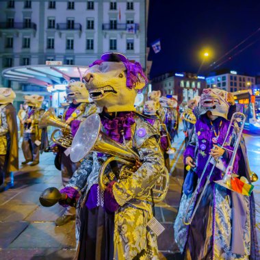 Lucerne, İsviçre - 20 Şubat 2023: Fasnacht Karnavalı 'nın sabahın erken saatlerinde İsviçre' nin Lucerne kentinde düzenlenen bir geçit töreninde kostümlü müzisyenler grubu sokaklara döküldü.