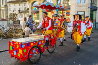 Lucerne, İsviçre - 20 Şubat 2023: Kostüm giymiş bir grup katılımcı ve Fasnacht Karnavalı 'nın bir parçası olan kalabalık, İsviçre' nin Lucerne kentinde yürüyüşe geçti.