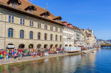 Lucerne, İsviçre - 20 Şubat 2023: Fasnacht Karnavalı sırasında İsviçre 'nin Lucerne (Luzern) kentinde, bazıları kostümlü olmak üzere katılımcı ve diğerleriyle dolu sokaklar