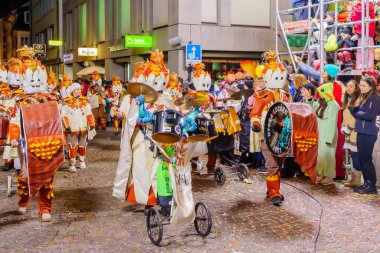 Lucerne, İsviçre - 21 Şubat 2023: Fasnacht Karnavalı 'nın son gecesinde İsviçre' nin Lucerne şehrinde kostümlü müzisyenler yürüyüşe geçti