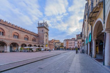 Mantua, İtalya - 27 Şubat 2023: Mantua (Mantova), Lombardiya, Kuzey İtalya 'daki Piazza delle Erbe' nin yerel anıt ve işyerleri, yerel halk ve ziyaretçilerle manzarası