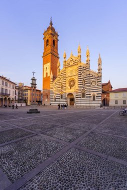 Monza, İtalya - 28 Şubat 2023: Katedralin (Duomo, Basilica di San Giovanni Battista) Monza, Lombardy, Kuzey İtalya 'da ziyaretçilerle birlikte gün batımı manzarası