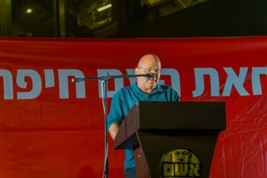 Hayfa, İsrail - 20 Nisan 2024: Yair Nehorai, İsrail hükümetine karşı düzenlenen bir protesto yürüyüşü kapsamında kalabalığa sesleniyor