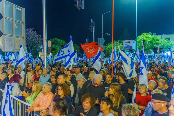 Hayfa, İsrail - 20 Nisan 2024: Çeşitli tabela ve bayraklara sahip bir grup insan hükümeti protesto ederek yeni seçim çağrısında bulundu. Hayfa, İsrail