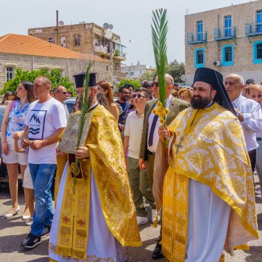 Hayfa, İsrail - 28 Nisan 2024: Rahipler ve diğerleri, İsrail 'in Hayfa kentindeki Rum Ortodoks cemaatinin Paskalya Palmiye Pazar geçit törenine katıldılar