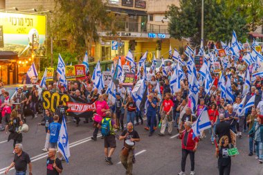 Hayfa, İsrail - 27 Nisan 2024: İnsanlar hükümete karşı çeşitli tabela ve bayraklarla bir protesto yürüyüşüne katılarak yeni seçimler çağrısında bulundu. Hayfa, İsrail