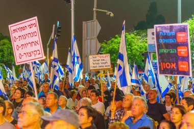 Hayfa, İsrail - 27 Nisan 2024: Çeşitli tabelaları ve bayrakları olan kalabalık hükümeti protesto ederek yeni seçimler çağrısında bulundu. Hayfa, İsrail