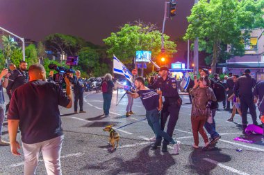 Hayfa, İsrail - 27 Nisan 2024: Polis protestocuları hükümete karşı düzenlenen protesto mitinginde sokaklardan temizledi. Hayfa, İsrail