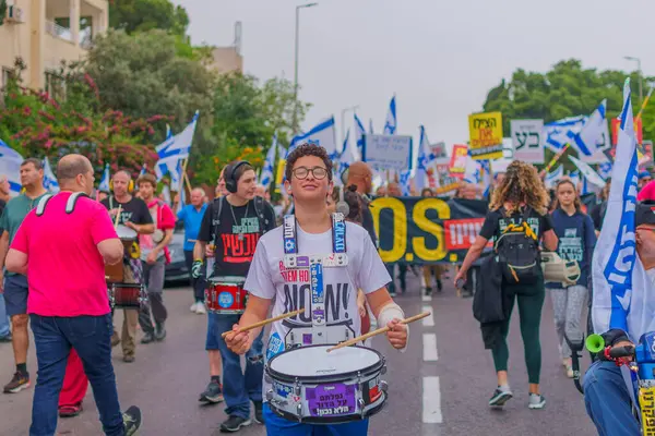 Hayfa, İsrail - 27 Nisan 2024: İnsanlar hükümete karşı çeşitli tabela ve bayraklarla bir protesto yürüyüşüne katılarak yeni seçimler çağrısında bulundu. Hayfa, İsrail