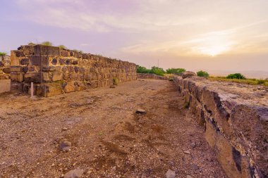Haçlı Seferi Kalesi 'nin (Kochav HaYarden, Ürdün Yıldızı) günbatımı manzarası, şimdi bir milli park ve Ürdün Vadisi manzarası. Kuzey İsrail