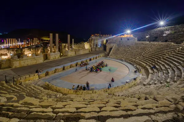 Bet-Shean, İsrail - 24 Nisan 2024: Roma tiyatrosunun akşam manzarası, antik Roma-Bizans şehri Bet Shean 'da (Nysa-Scythopolis), ziyaretçilerle birlikte bir Ulusal Park. Kuzey İsrail