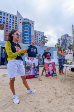 Hayfa, İsrail - 3 Mayıs 2024: Rehinelerin serbest bırakılması için ayrılan plaj voleybol turnuvasına katılanlarla birlikte rehine aileleri (Munder & Lifshitz). Hayfa, İsrail