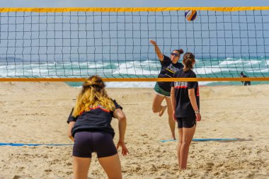 Hayfa, İsrail - 3 Mayıs 2024: Plaj voleybol turnuvası, Hamas tarafından kaçırılan rehineleri serbest bırakma çağrısı olarak düzenlendi. Hayfa, İsrail