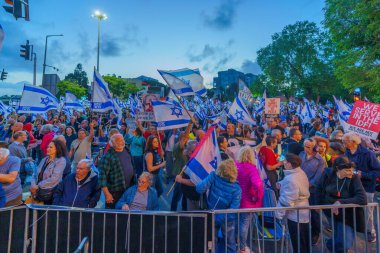 Hayfa, İsrail - 04 Mayıs 2024: Çeşitli tabela ve bayraklara sahip bir kalabalık hükümeti protesto ederek yeni seçim çağrısında bulundu. Hayfa, İsrail