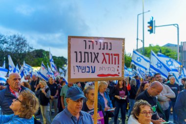 Hayfa, İsrail - 04 Mayıs 2024: Çeşitli tabela ve bayraklara sahip bir kalabalık hükümeti protesto ederek yeni seçim çağrısında bulundu. Hayfa, İsrail