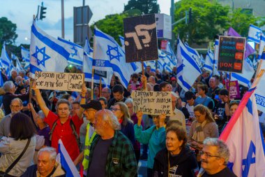 Hayfa, İsrail - 04 Mayıs 2024: Çeşitli tabela ve bayraklara sahip bir kalabalık hükümeti protesto ederek yeni seçim çağrısında bulundu. Hayfa, İsrail