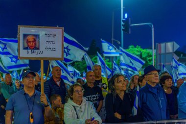 Hayfa, İsrail - 04 Mayıs 2024: Çeşitli tabela ve bayraklara sahip bir kalabalık hükümeti protesto ederek yeni seçim çağrısında bulundu. Hayfa, İsrail