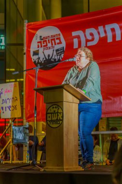 Hayfa, İsrail - 4 Mayıs 2024: Dr. Ronit Levine-Schnur, İsrail hükümetine karşı düzenlenen bir protesto yürüyüşü kapsamında kalabalığa sesleniyor
