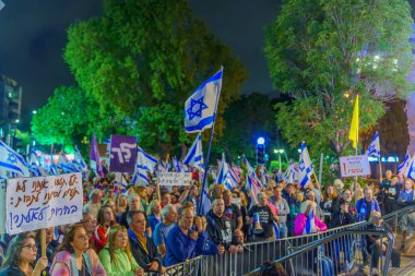 Hayfa, İsrail - 04 Mayıs 2024: Çeşitli tabela ve bayraklara sahip bir kalabalık hükümeti protesto ederek yeni seçim çağrısında bulundu. Hayfa, İsrail