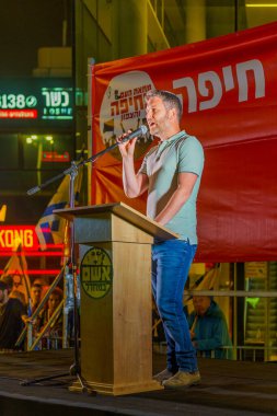 Hayfa, İsrail - 4 Mayıs 2024: Eylemci Yaya Fink, hükümete karşı düzenlenen bir protesto yürüyüşü kapsamında kalabalığa sesleniyor, Hayfa, İsrail