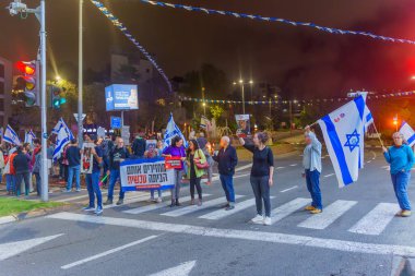 Hayfa, İsrail - 06 Mayıs 2024: İnsanlar gösteri yapıyor ve rehine anlaşması için çağrıda bulunuyor. Hayfa, İsrail