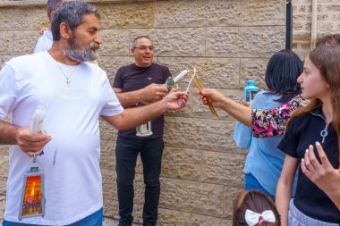 Hayfa, İsrail - 4 Mayıs 2024: Kutsal kovulma Yerel Arap Ortodoks Hıristiyanlar tarafından paylaşılıyor, Paskalya Kutsal Cumartesi günü Hayfa, İsrail