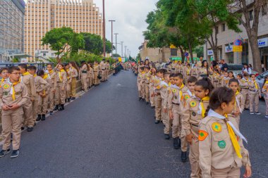 Hayfa, İsrail - 4 Mayıs 2024: Yerel Arap Ortodoks Hıristiyan izciler Paskalya Kutsal Cumartesisini bir geçit töreniyle kutluyorlar. Hayfa şehir merkezi, İsrail