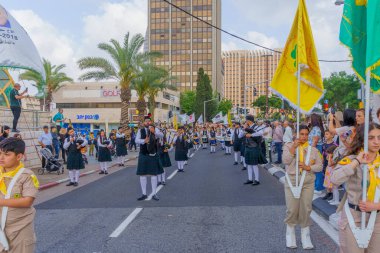 Hayfa, İsrail - 4 Mayıs 2024: Yerel Arap Ortodoks Hıristiyanları, İskoç soslu bir geçit töreniyle Paskalya Bayramı 'nı kutladı. Hayfa şehir merkezi, İsrail