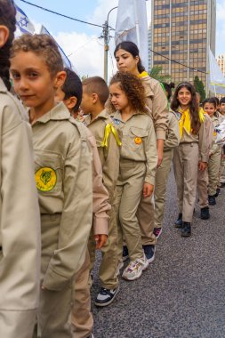 Hayfa, İsrail - 4 Mayıs 2024: Yerel Arap Ortodoks Hıristiyan izciler Paskalya Kutsal Cumartesisini bir geçit töreniyle kutluyorlar. Hayfa şehir merkezi, İsrail