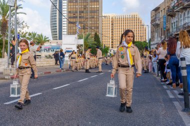 Hayfa, İsrail - 4 Mayıs 2024: Yerel Arap Ortodoks Hıristiyanlar kutsal cumartesi gününü kutsal ateşle kutluyorlar. Hayfa şehir merkezi, İsrail